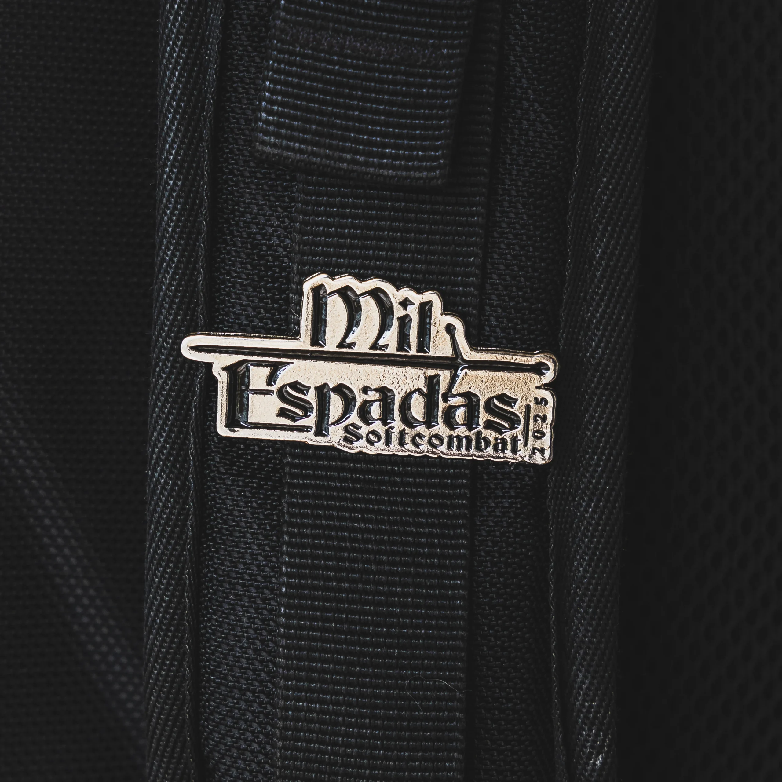 Pin Mil Espadas – Insignia de Comunidad